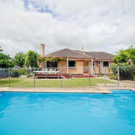 Central Location So Much Space Pool Opens In Summer Villa Hamilton Exterior photo