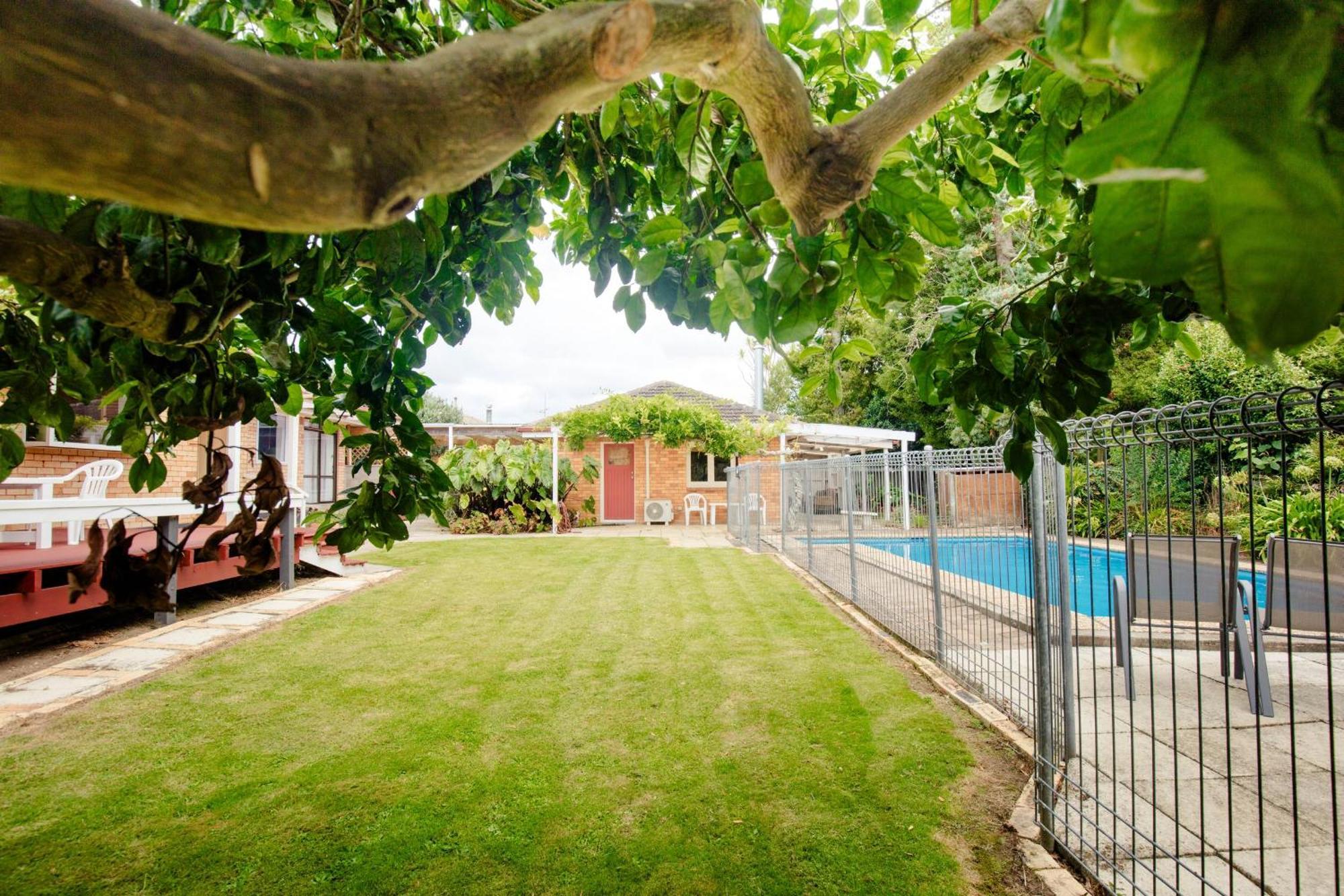 Central Location So Much Space Pool Opens In Summer Villa Hamilton Exterior photo
